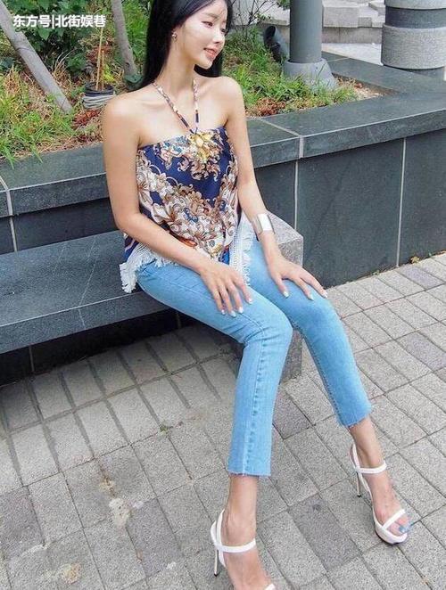 路人街拍：自信漂亮的牛仔裤美女，身材高挑有型！