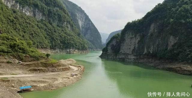峡谷中钓获冷水鱼，这种鱼十年长一斤，如今已快灭绝