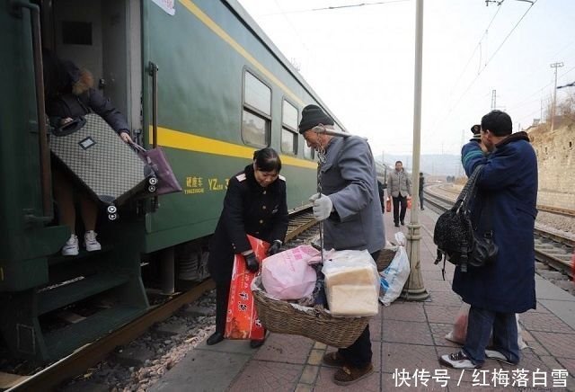火车上的饭菜不算贵,农民却宁愿挨饿也不买,为啥听老农咋说的！