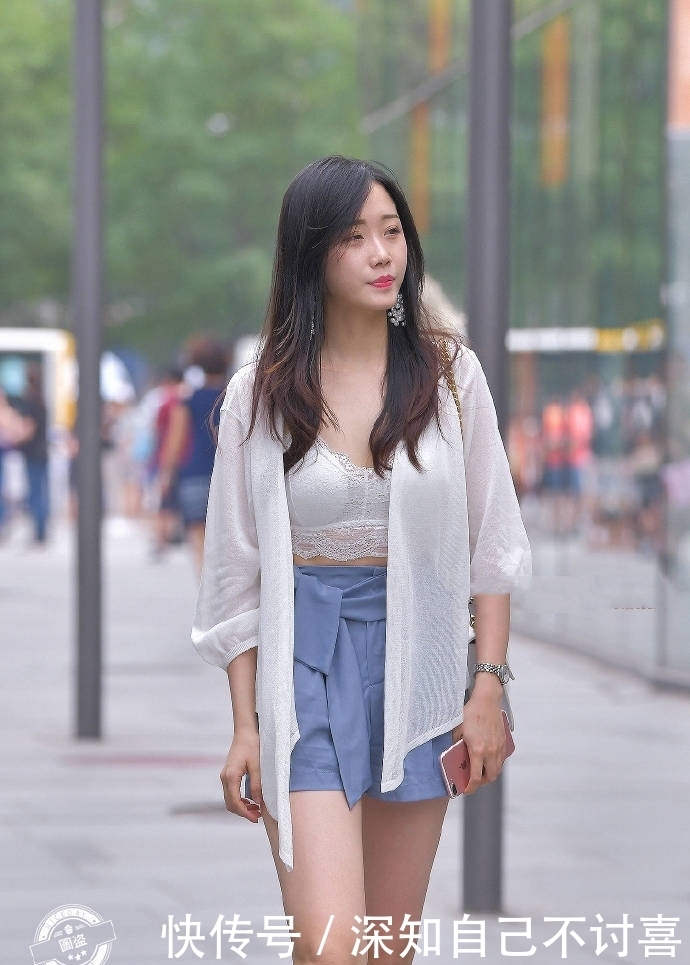 「女人」成熟的女人也很美,小姐姐蕾丝背心秀出性感身材