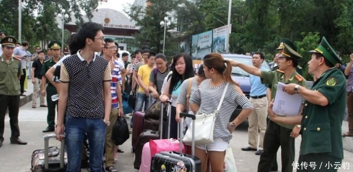 中文标语“禁止中国人进入”,对中国游客拳打脚踢,如今“凉了”