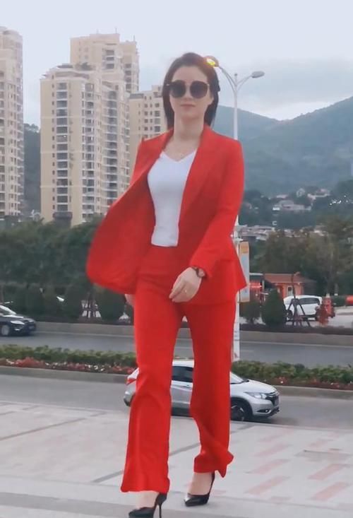  『穿搭起来』身穿西装的轻熟美女，戴上墨镜，迈出气场十足的步伐
