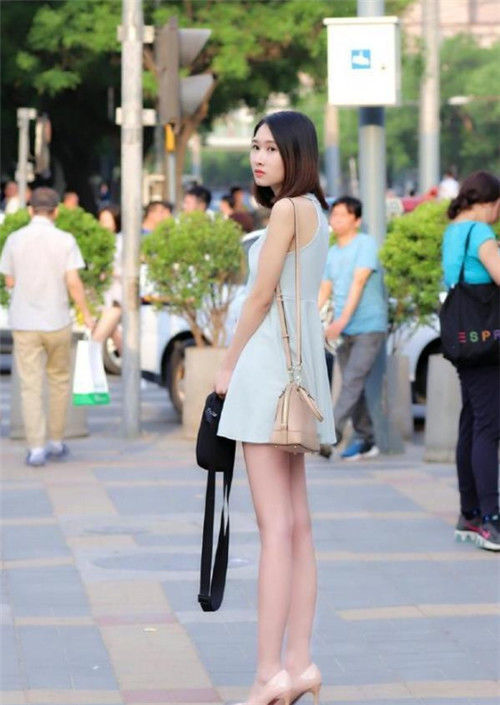 『紧身』街拍:温婉端庄的小美女,白色上衣+紧身牛仔裤,优雅又高贵