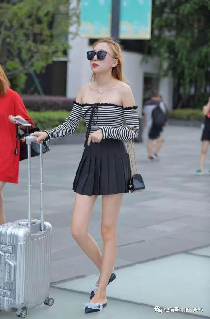 街拍,穿一字肩的美女果然都自信，只会溢出，不会滑落!真的白