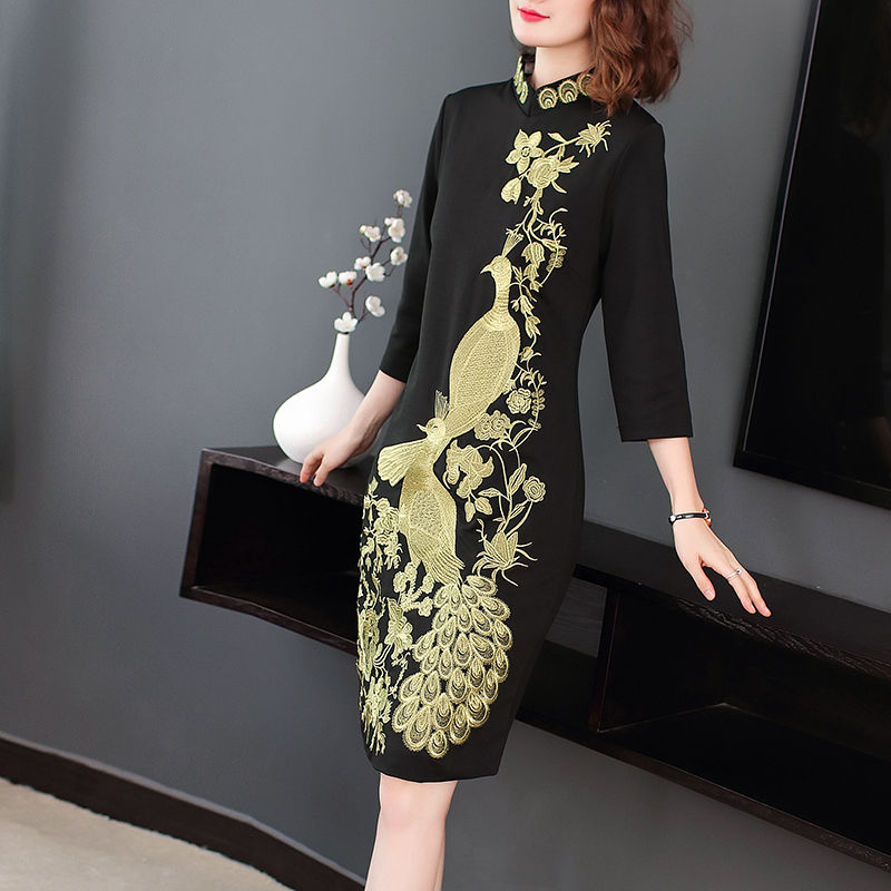 把统统连衣裙比下去的旗袍裙，搭开衫+裸鞋，60后妈妈穿洋气飞