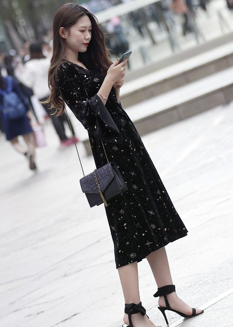 「 美女」长相甜美,长发披肩温婉动人,街拍:美女身穿露肩吊带长裙