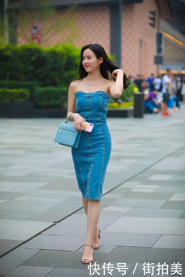 一字肩牛仔连衣裙，胸前的纽扣设计很别致，看过的人都觉得美！