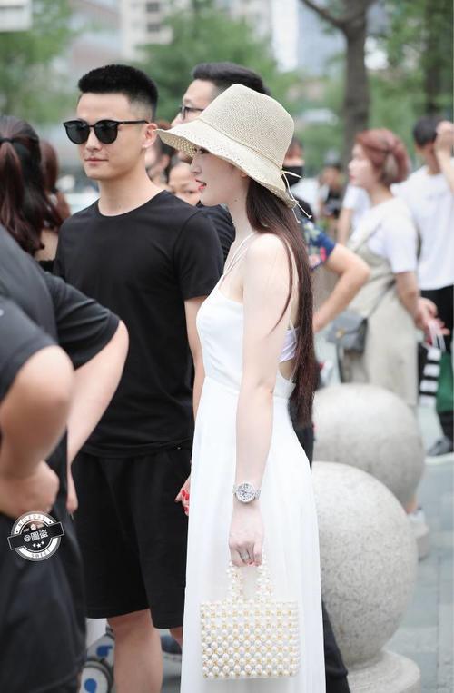 路人街拍，金童玉女，非常般配的一对，祝福他们吧！