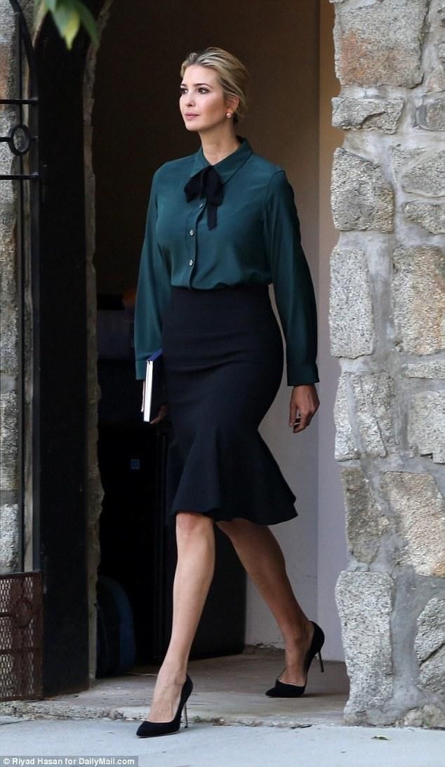 伊万卡的蝴蝶结装扮像后妈，穿铅笔裙上班的伊万卡似乎面无表情