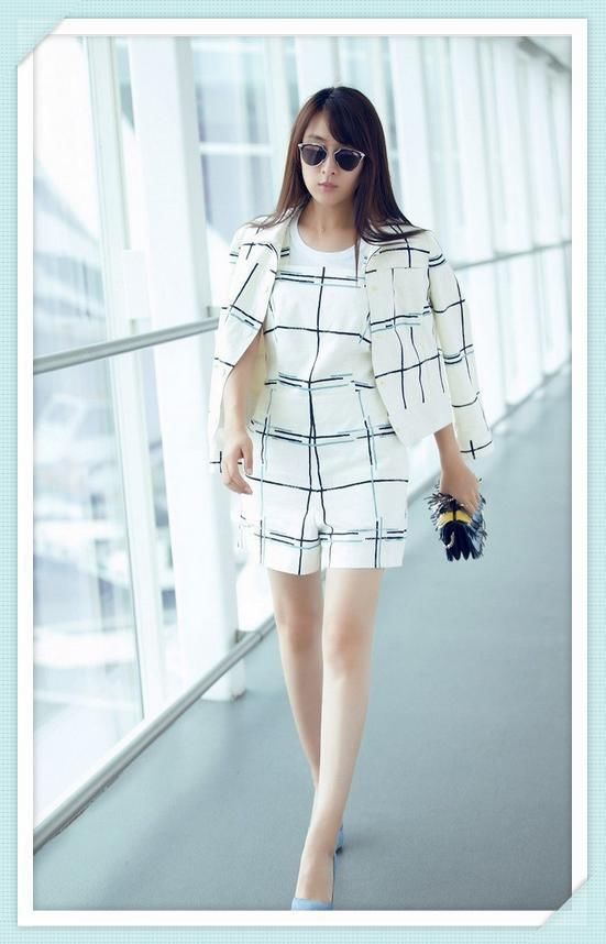 马苏真豪放，浑身上下就穿一件睡衣走机场，网友：37岁也疯狂！