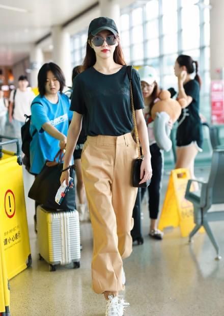 唐嫣“仙女裙”配宽腰带满屏廉价感，网友：这样搭造型师知道吗？