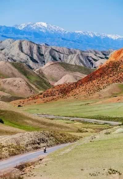 在新疆，有一种旅行，叫公路旅行