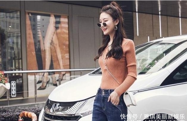 「动人」女人不要总穿阔腿裤了,现在正流行的牛仔裤,穿出纤纤美腿