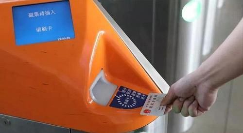  「硬板」三块钱的纸币、硬板火车票你见过吗？山东七旬老人50年