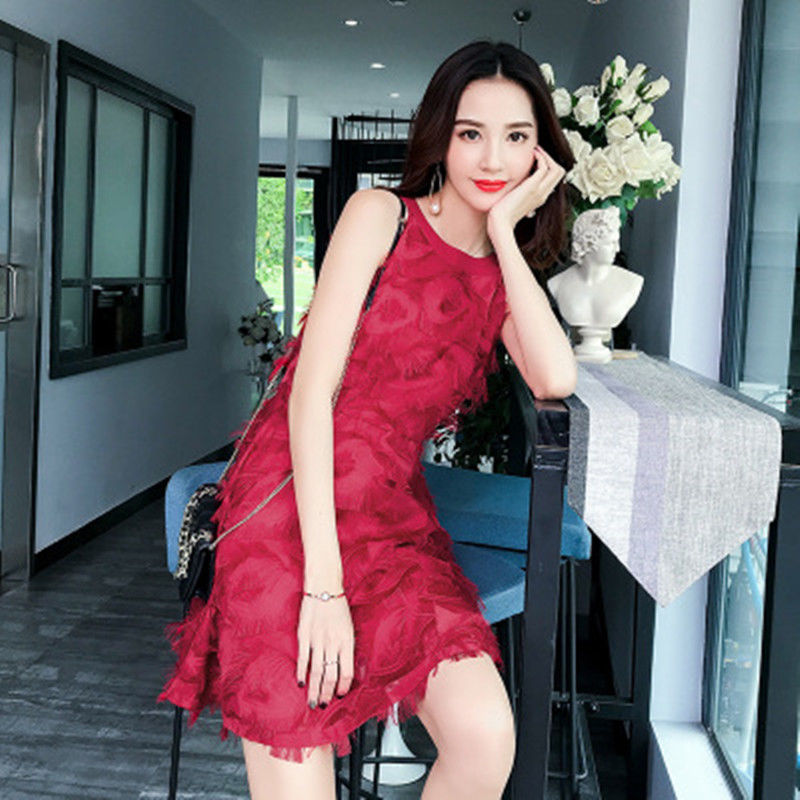 去夜店别穿吊带裙,挂脖裙更性感出众,微露香肩,散发迷人魅力