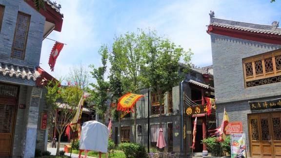 距西安75公里，武则天乾陵脚下，新建的大唐小镇，一年多就没人了