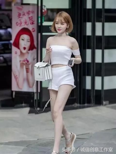 街拍:紧身裙美女靓丽十足,奢华精致,带来几分甜美的性感!