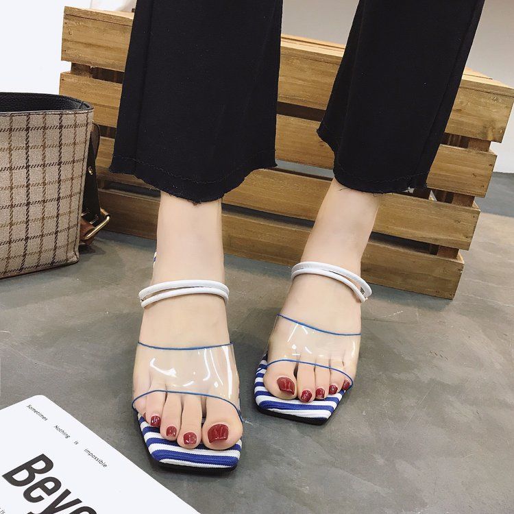 女人穿皮鞋要不要配黑丝?女人都要知道，别被蒙在鼓里了