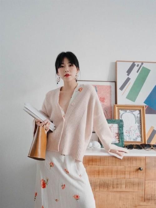  #出门踏青#春天怎么穿才显气质，时尚博主玫瑰花白裙性感撩人，还优雅浪漫