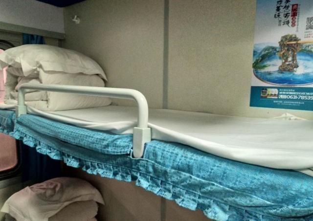 乘务员提醒：乘坐火车卧铺时，睡觉最好不要头朝着窗，不然会吃亏