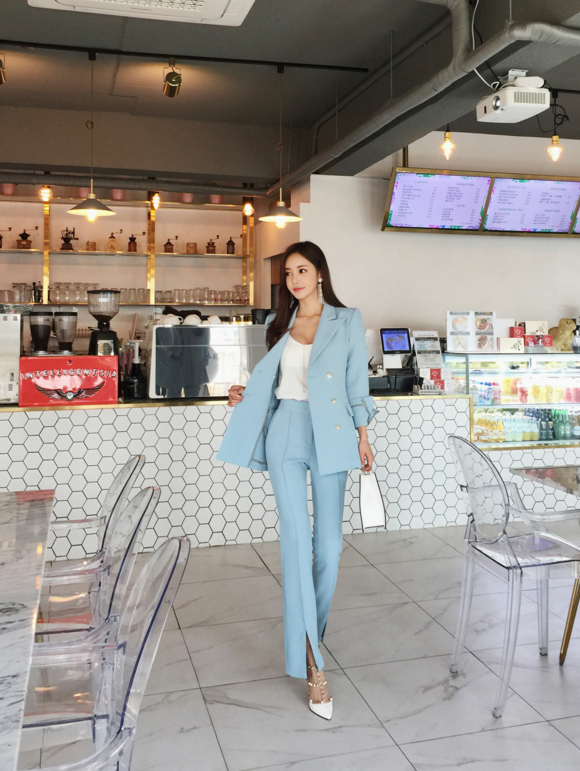 女神孙允珠，峡湾海岸初恋系温柔浅蓝西装