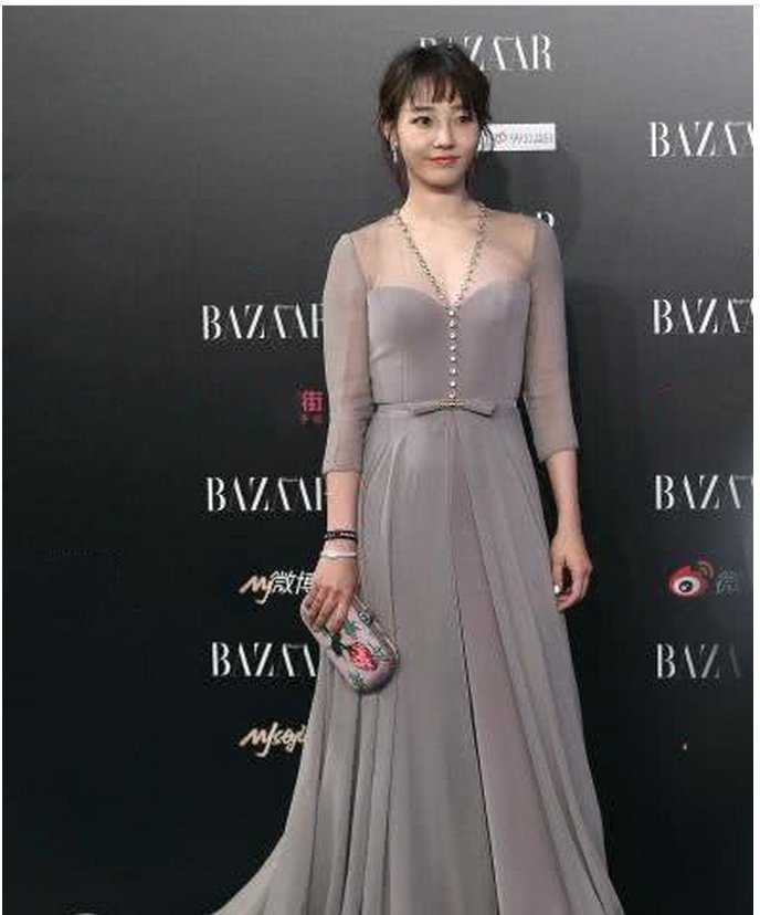 本以为白百何的抹胸裙够醒目,可看了李小璐,我的小心脏受不了了