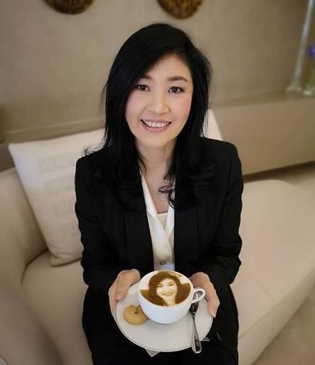 泰国前总理英拉:包臀裙凸显丰腴，图三扮牛仔女郎很美艳!