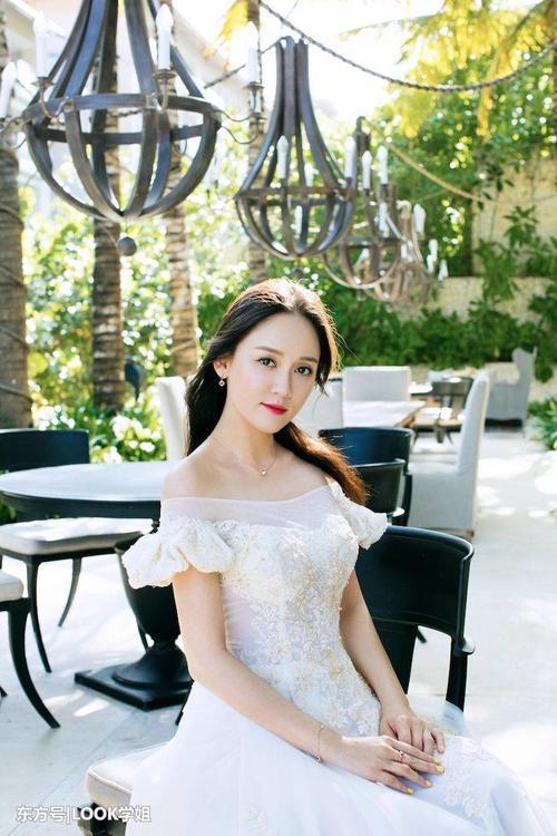 39岁陈乔恩身材好有料，抹胸裙韵味十足，网友：看着像25岁