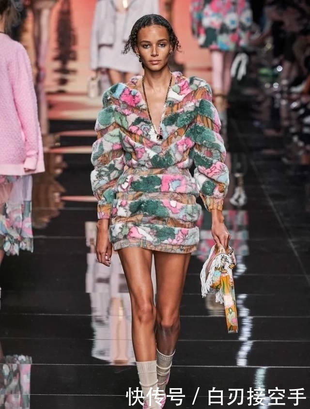  『花朵』2020开春 流行穿“开满花”的裙子，谁穿谁美！