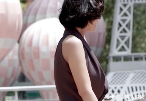 气质|路人街拍,短发气质小姐姐,浅灰衣配搭牛仔裤让身形完美靓丽!