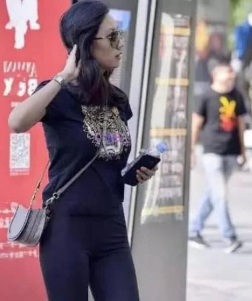 黑色紧身裤勾勒出的迷人身材，让你在火热的天气里更加美丽自如