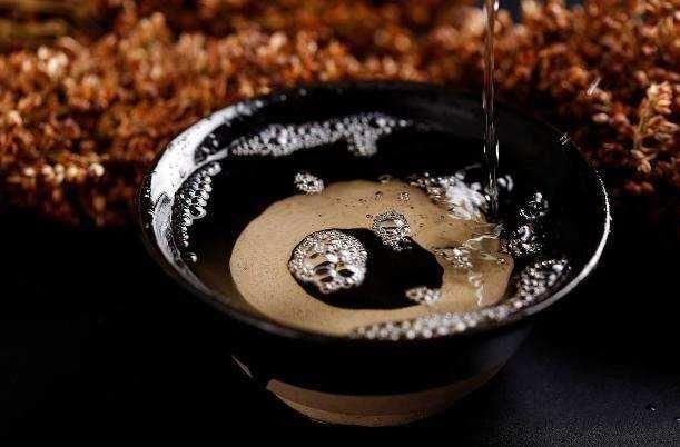 这东西经常被当垃圾丢掉，每天来两滴擦脸，到70岁都不长皱纹