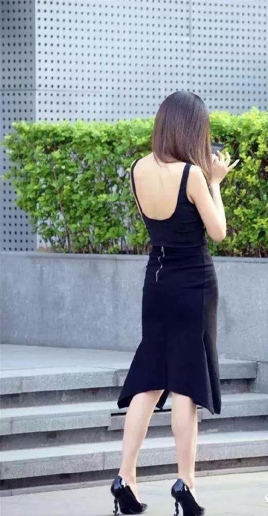 街拍:鞋跟太高崴到脚，为了臭美也是拼了!