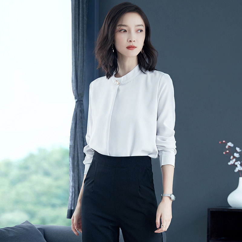 我滴天，53岁姨妈也太时髦了，秋天穿小衫配短裙，美嫩赛90后