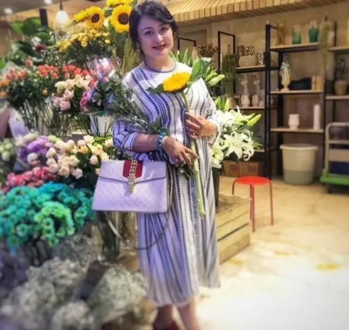 # 女人味#体重150斤不遮掩，发福更有女人味！，49岁王璐瑶近照惹争议