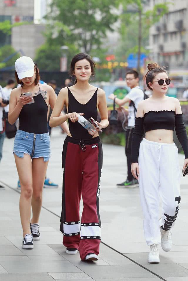 街拍：穿着时尚白皙性感的小姐姐，长相俊美很妩媚！