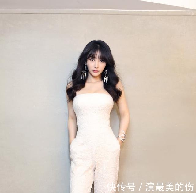 柳岩这回不玩性感，却穿了条紧身牛仔裤，勒出“三角区”好尴尬！