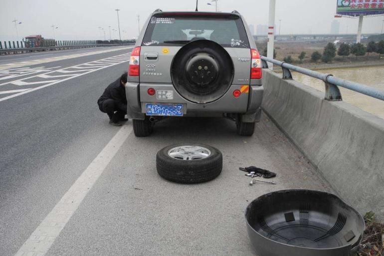 记住这种方法，哪怕你是在高速公路上爆胎，都可以安全处理