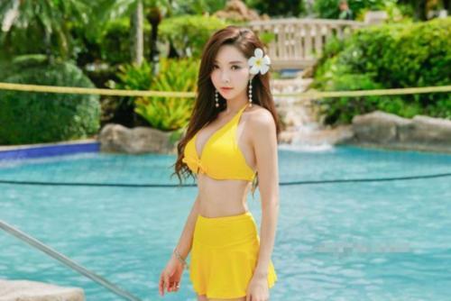 身形有致的比基尼泳衣美女，曼妙身姿，尽显高挑有型的美感！