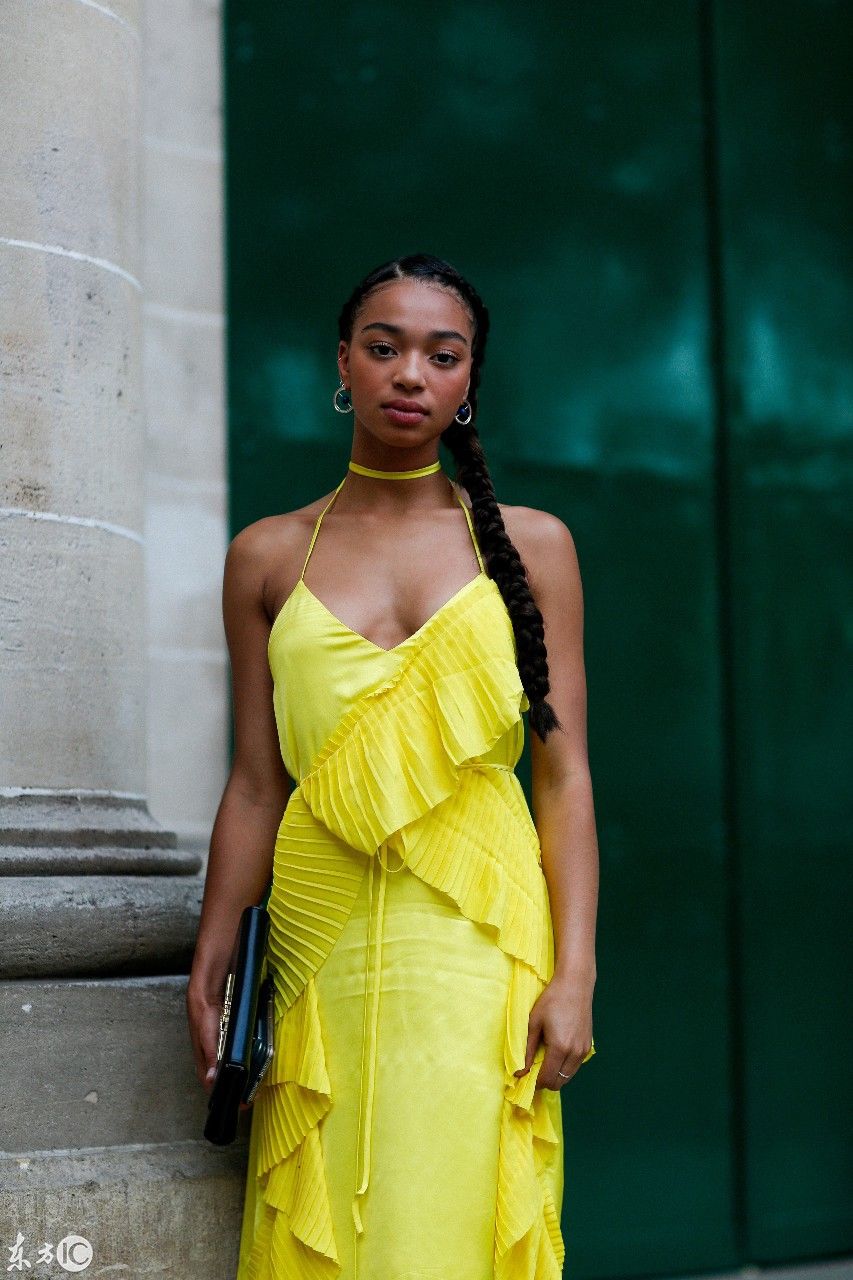 众女星出席巴黎时装展，网友表示穿着时尚，气质出众有魅力!