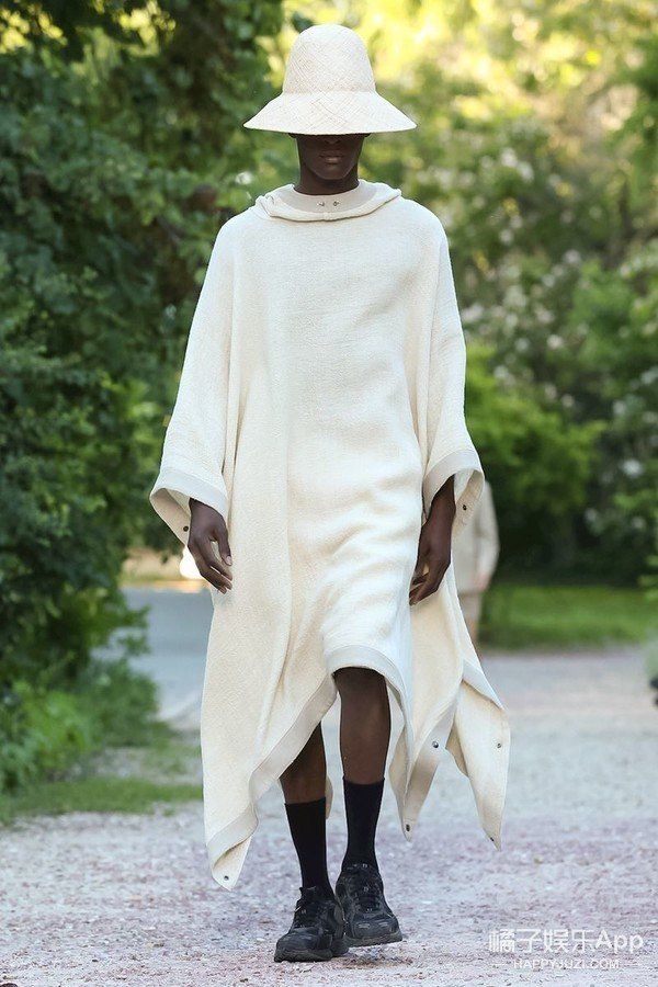 关于一场“逃离、隐世、战斗”的时装大秀!