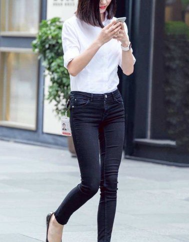  #适合#时尚穿搭展示:荷叶下摆吊带上衣搭配破洞牛仔裤