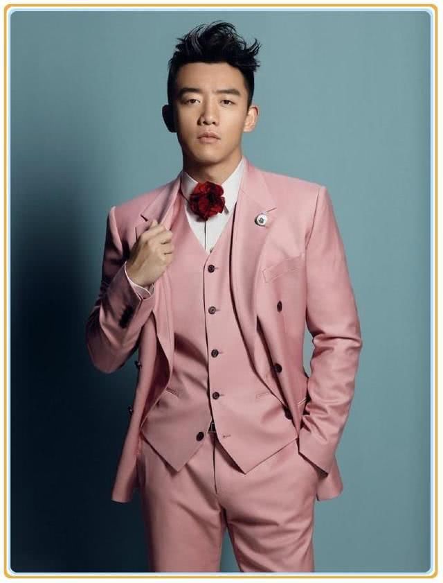刘恺威厉害!44岁穿粉色西装竟比32岁郑恺还嫩，杨幂品味就是高!