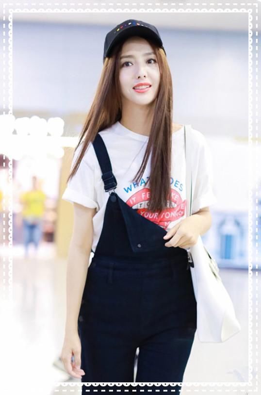 佟丽娅厉害了！背带裤只系一边竟然也不掉，网友：88斤体重假的吧