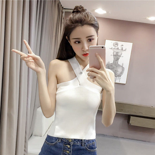 现在的姑娘真会穿，随便穿个背心出门，但真的美，特显气质