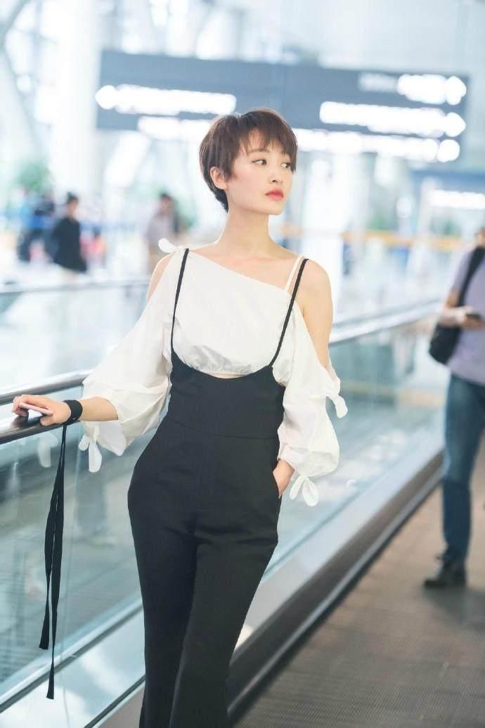 街拍: 夏天穿连衣裙的美女，都是对自己身材有信心的小姐姐!