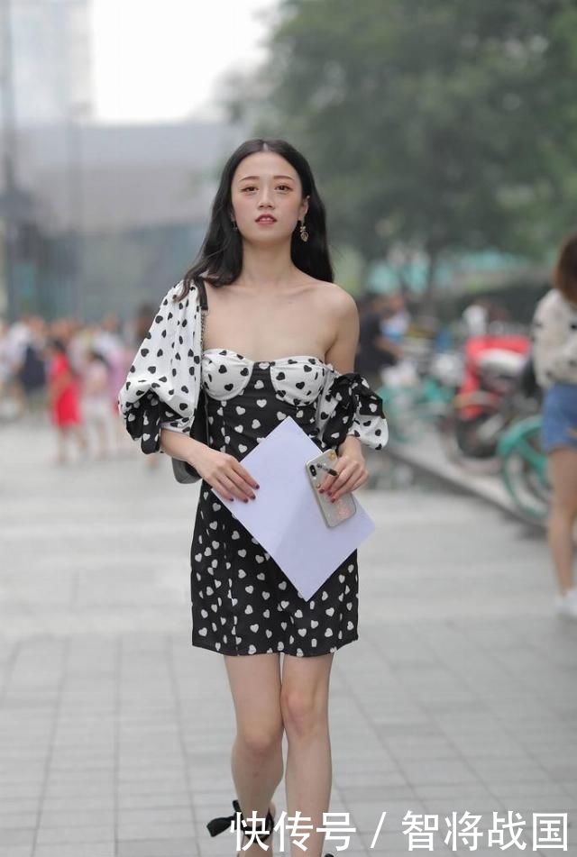  「美女」心形印花连衣裙搭配高跟凉鞋，美女展示深入到骨子里的性感