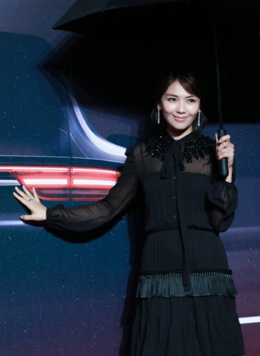 刘涛真会玩！参加活动撑一把黑伞就算了，还把“针带”别身上