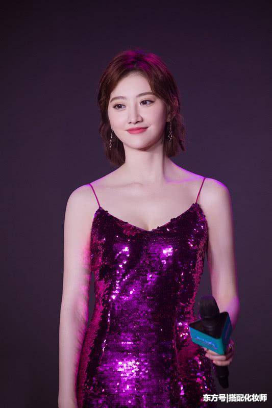 景甜能穿进这裙子不容易，戴这耳坠更需要勇气，都美到纽约去了！