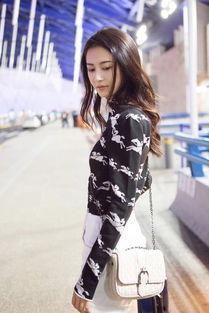  『奶奶』印花太老气？是你不会穿！三个技巧+五种穿搭，印花也能那么时尚